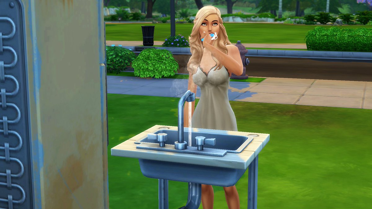 SimsByFairy's tweet photo. I still don't have a roof over my head, but at least I can brush my teeth! It's the small thing in life that really matters! #LifeOfSalsa #Thesims4 https://t.co/E7YYPD5Kh7