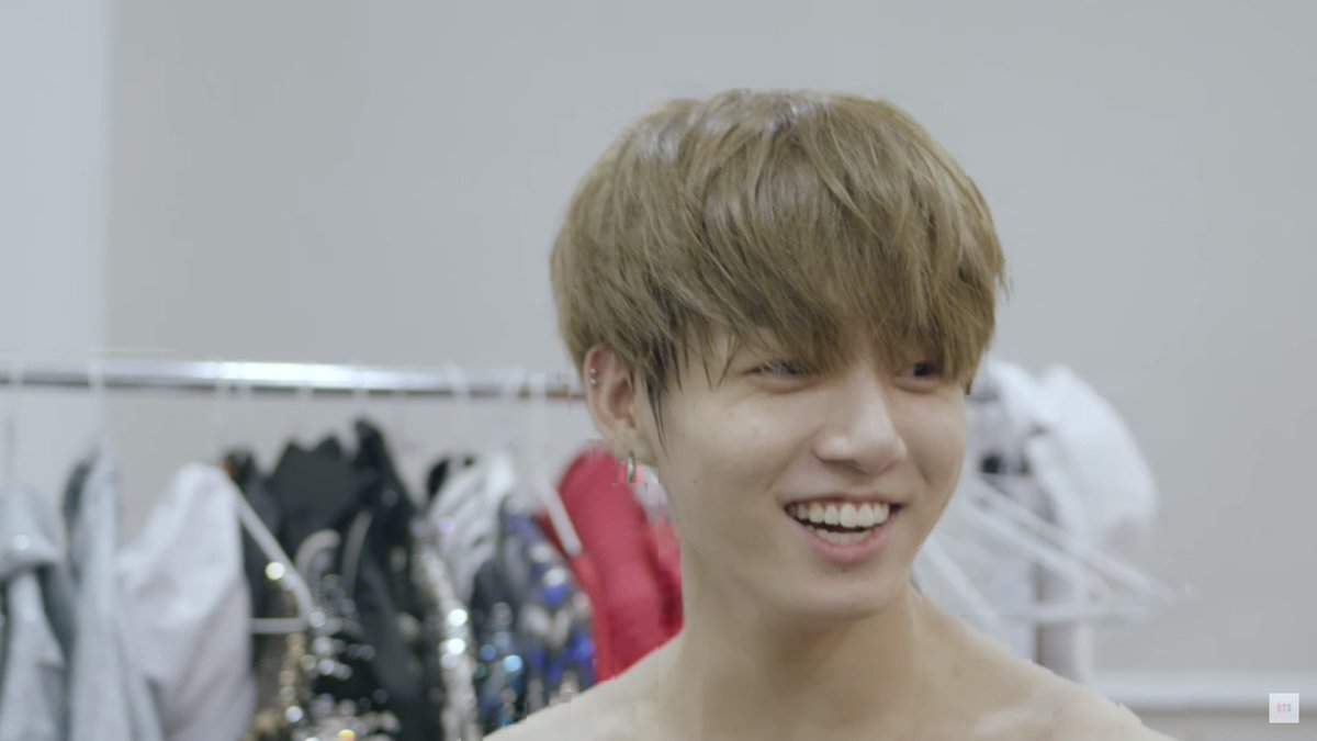 babesuh209's tweet photo. JH : ห้ามถ่ายจากข้างล่างนะคับ เพราะผมกำลังจะถอดกางเกง 
J : ร่างกายอันงดงาม 555555555555
จองกุกเดินมาตีคิมซอกจิน ละก็ได้ยินแต่เสียงร้องโวยวายของพี่แก 55555555555555555555+

ยามผู้ชายแก้ผ้า เราเลยได้เห็นแค่ไหปลาร้าพี่เขาอ่ะเนอะ 😂😂😂😂
#BTS #BurnTheStage #JHOPE #JIN #JUNGKOOK https://t.co/N1QblF3C42