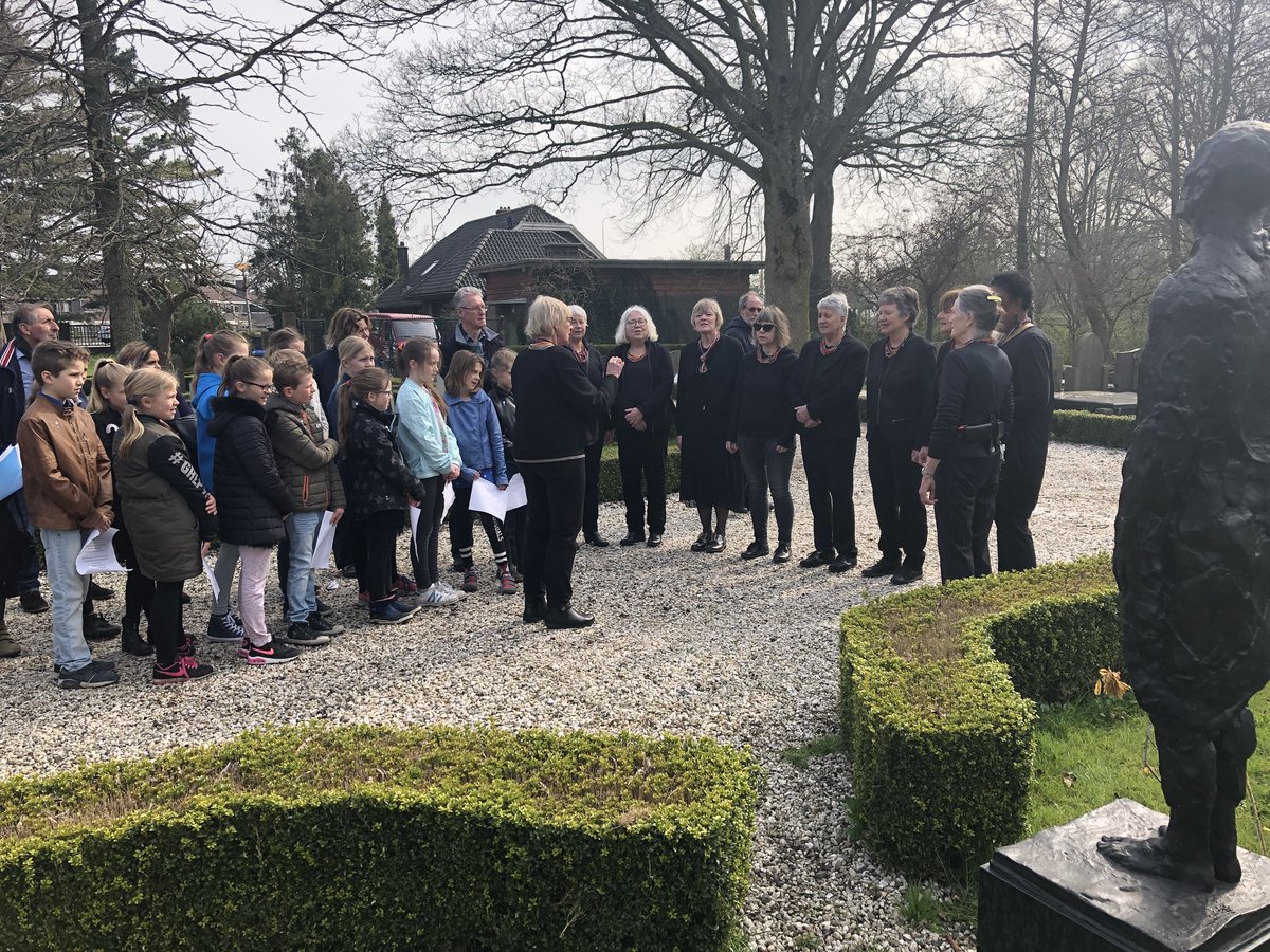 Op de begraafplaats in Driemond herdenken we vandaag de Tweede Wereld oorlogshelden Sjoerd Wartena, Jacob Roest en de twee mannen die tijdens politionele acties in Indonesie het leven lieten: Cornelis Damhuis en Jan Balder.