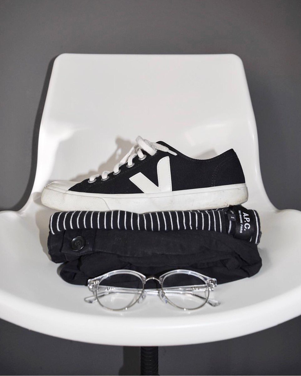 DavidClulow's tweet photo. Minimal essentials including @ray_ban clubround in clear 👓 available from £133 at #DavidClulowOpticians https://t.co/LBannSjTzM