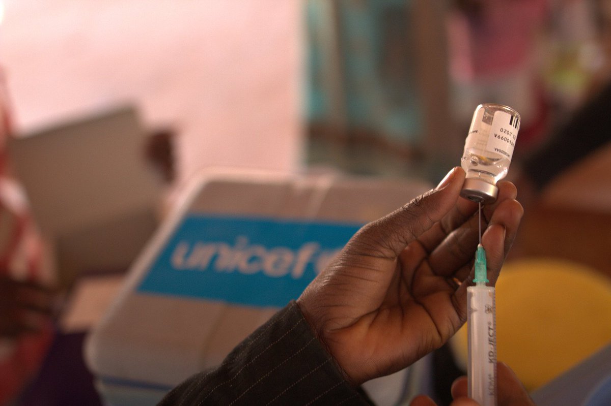UNICEFSupply's tweet photo. Just one jab = a lifetime free of yellow fever. Join #UNICEF and partners to #EndYellowFever by 2026 @WHO @Gavi #VaccinesWork https://t.co/LOJ86Ys38z https://t.co/mM71iIz1Ri