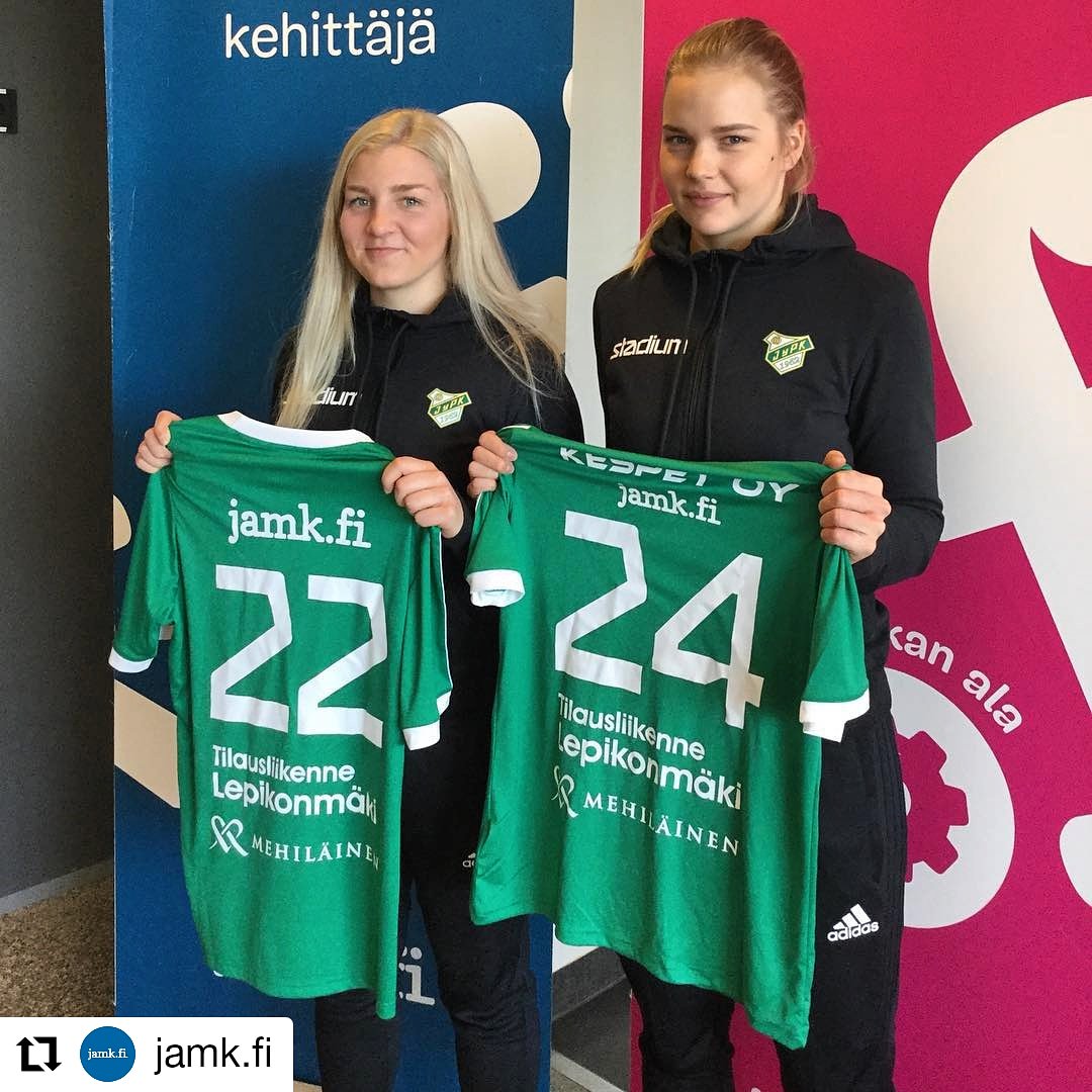 JyPKLiiga's tweet photo. Jyväskylän Ammattikorkeakoulu @JAMK_fi sekä Me yhteistyöhön! Kummipelaajina @ritvama sekä @honkanenhenna ⚽📚 Tuodaan yhteen urheilu ja opiskelu! #jamk #voimallavihreänsydämen #jypkliiga https://t.co/ydZtFlbxNo