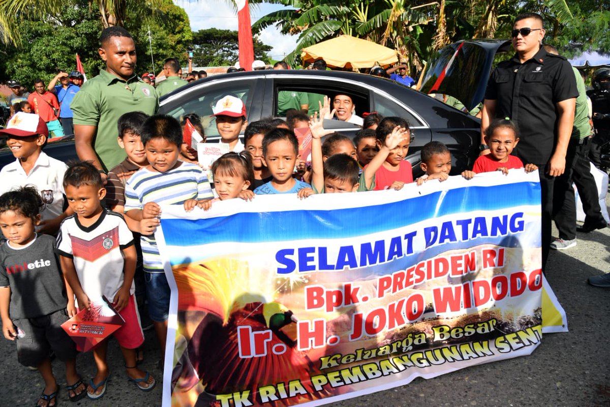jokowi's tweet photo. Sengaja saya datang ke Papua sampai delapan kali untuk memastikan pembangunan terjadi merata. Indonesia bisa maju jika semua daerah maju bersama. Terima kasih sambutan hangatnya -Jkw https://t.co/IrcH1W54oO