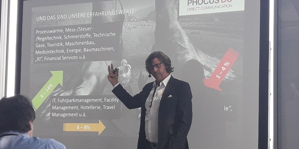 PHOCUSDC's tweet photo. Echoboost: Der Echobot-Workshop 2018 Philipp Moder beim Vortrag "Schluss mit schwarz-weiß Denken im B2B Marketing und Vertrieb" #echoboost #phocusdc #philippmoder https://t.co/V0xVosysaS