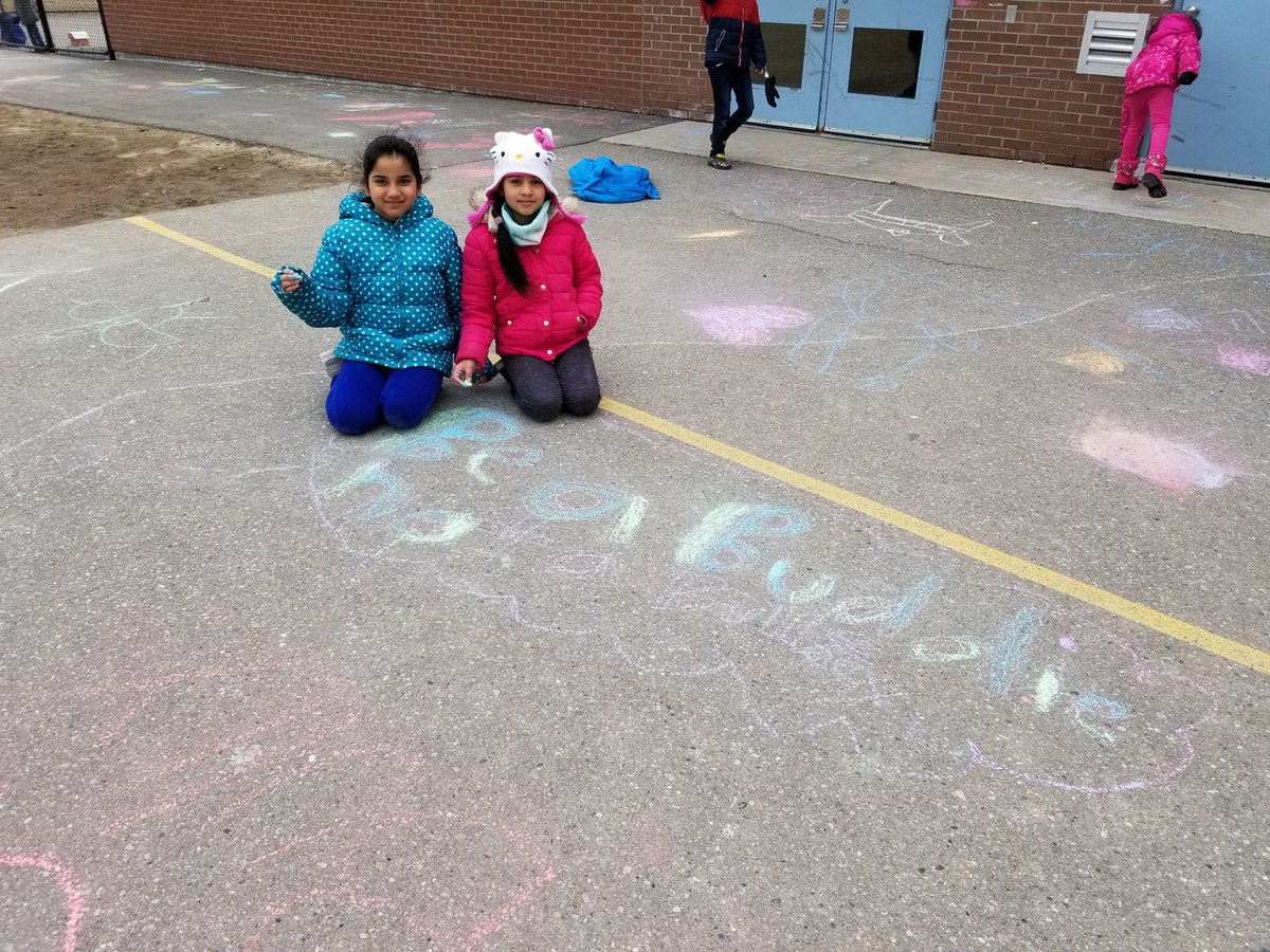 MsKFolo88's tweet photo. @burntelmps celebrates Day of Pink with colourful &amp; caring messages scribed in chalk on the hardtop with the help of our PALS Leaders  #DayofPink2018 #AlwaysRoomForOneMore @PeelSchools @peel21st https://t.co/lXSaRJiuMy