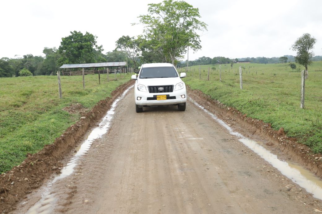 MinTransporteCo's tweet photo. #EnImágenes Avanza jornada de inspección de obras del Plan Piloto para el Putumayo de vías terciarias por parte del Ministro de Transporte @GermanCardonaG y equipo de infraestructura https://t.co/n5YXsrPOzD