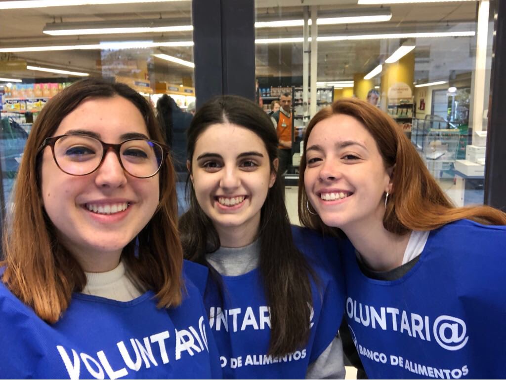 CMayorSantafe's tweet photo. El pasado fin de semana participamos en la recogida de alimentos con el #BAGR. #Solidaridad #Compañerismo #Colaboración #Cooperación #CMSantafé 💙 https://t.co/icLeb6XcF7