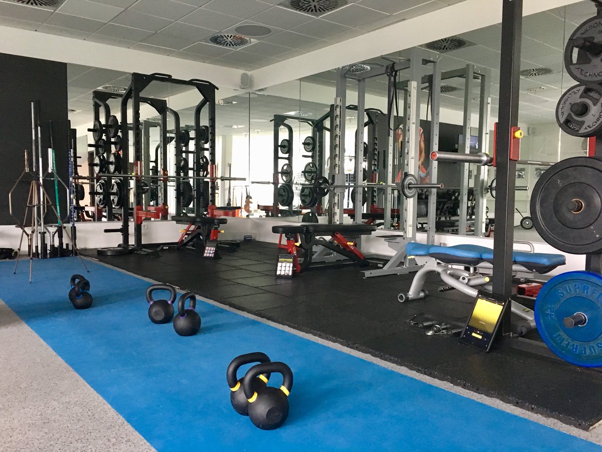 ChristophHainc's tweet photo. Today‘s strength session 🚀
Here is Part One❗️
3 Sets in 15 Minutes
1️⃣VBT Bench Press (1,2-1,0m/sek &amp;velocitystop @ 1,0m/sek)
2️⃣2KB Squat 8reps 
3️⃣Roll Outs 
@Football_SCR @FootballFitFed @SPNetwork @UK_StrengthLab @BeastSensor https://t.co/hRLaIVqVmF