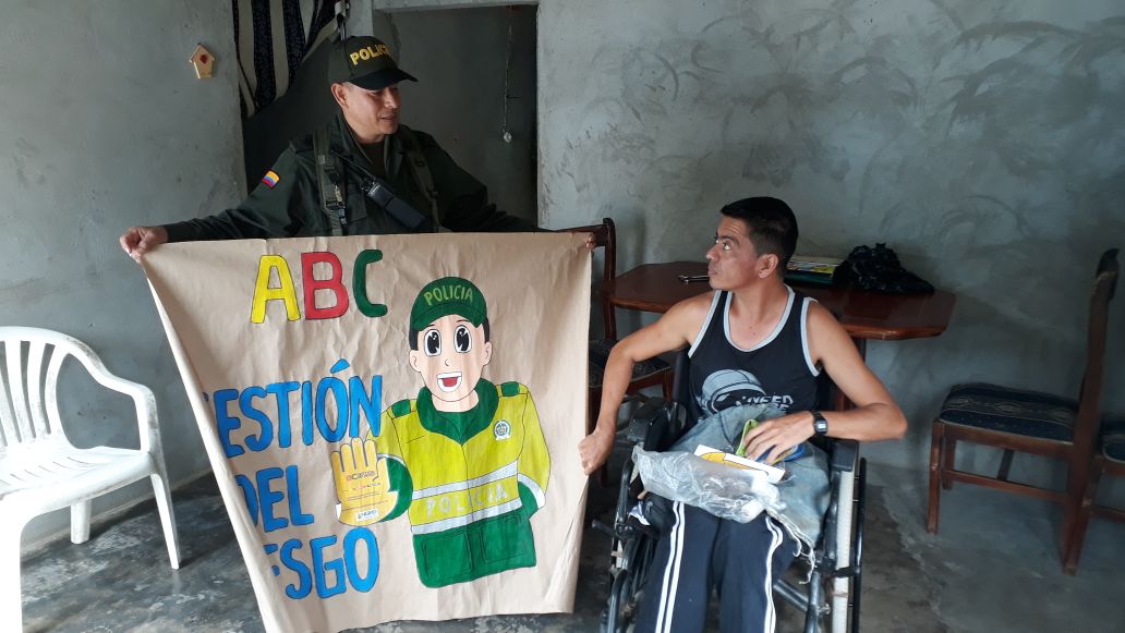 PoliciaNteSder's tweet photo. En el municipio de #LaEsperanza estamos comprometidos con su bienestar, socializamos el ABC Gestión del Riesgo para esta temporada de lluvias. #MásCercaDelCiudadano https://t.co/qMzxlTzLdh