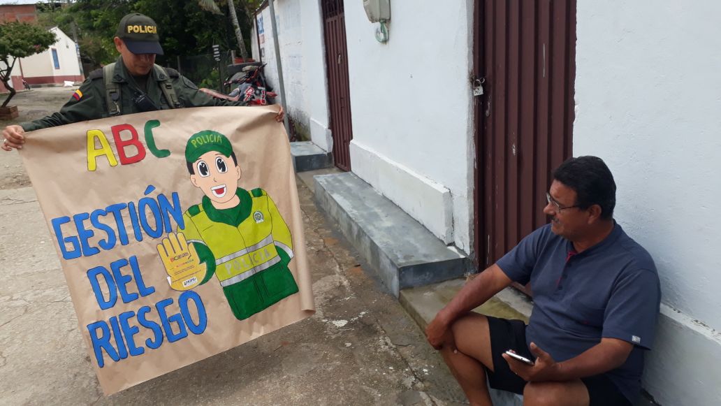 PoliciaNteSder's tweet photo. En el municipio de #LaEsperanza estamos comprometidos con su bienestar, socializamos el ABC Gestión del Riesgo para esta temporada de lluvias. #MásCercaDelCiudadano https://t.co/qMzxlTzLdh