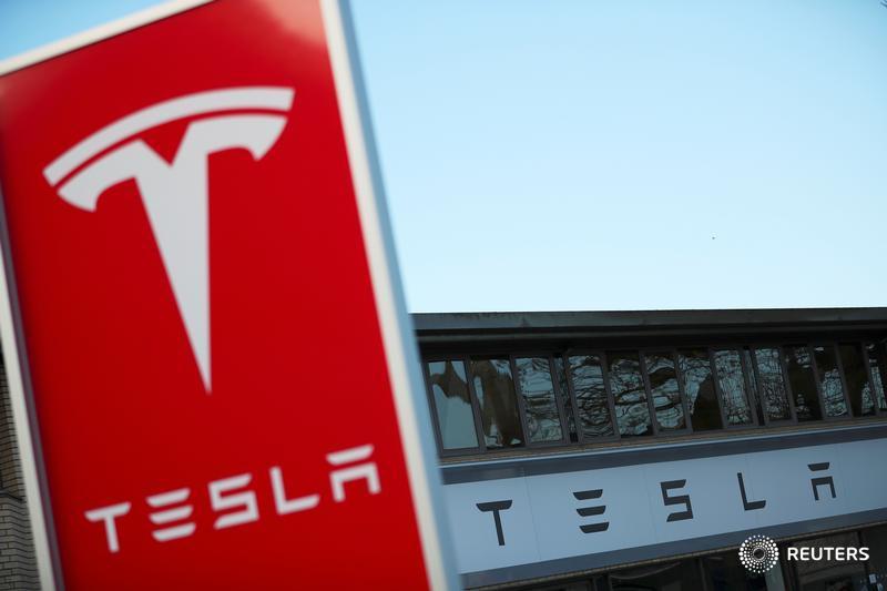 ReutersBiz's tweet photo. EXCLUSIVE: Tesla targets November 2019 for start of Model Y production - sources https://t.co/1VOINaqksx https://t.co/gKmrN2yYem
