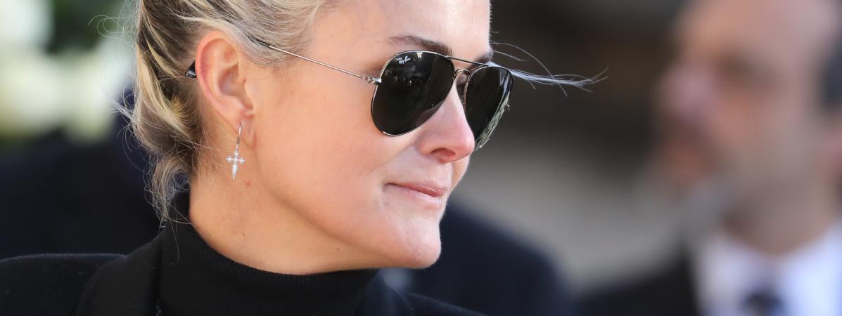 franceinfo's tweet photo. "On me vole mon deuil" : l'hebdomadaire "Le Point" publie 14 pages d'entretien de Laeticia Hallyday https://t.co/Wr0qldVi0k https://t.co/bYNxjhT5tM