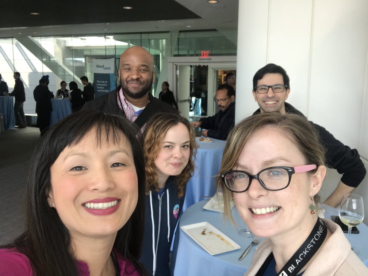 BettyJunod's tweet image. #dockerselfie with the @BTGFederal team at #DockerGovSummit - thanks for all the Twitter ❤️ @victori_ousg