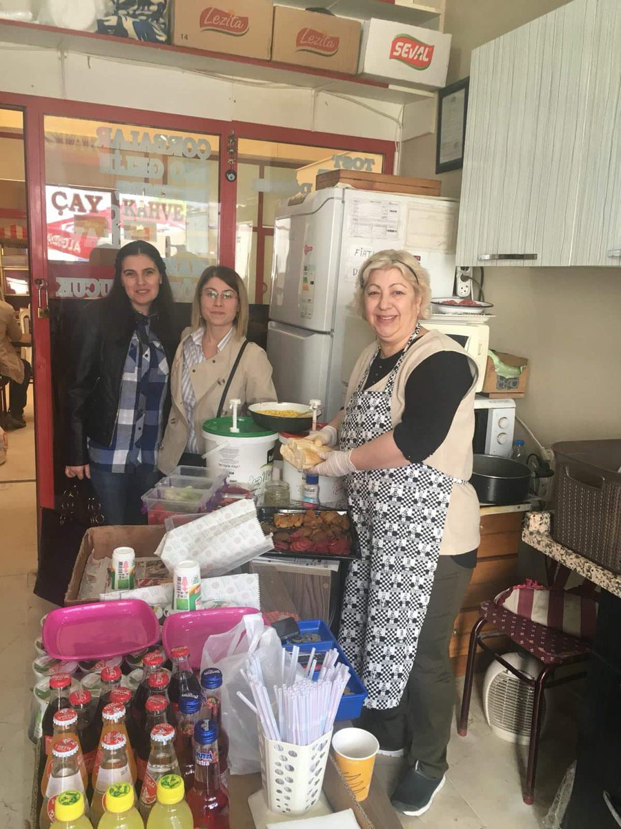 Çorlu Esentepe mahallesi, Emlak iş merkezi Gold Cafe sahibi Sn. Saime ÇETİNKAYA'ya, mahalle koordinatörümüz Meryem Ercan ve Mahalle yönetim kurulu üyelerimizden Fatma GEZİCİ ile birlikte esnaf ziyaretinde bulunduk.