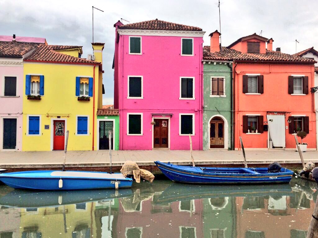 lauratomero's tweet photo. Puertas, muchas puertas, y ventanas también. ¡Con mucho encanto y color! #FotoViajera de mi visita de ayer a la isla de #Burano en #Venecia #Italy
❤️💚💛💙💜💖 https://t.co/kV5LJOswTe
