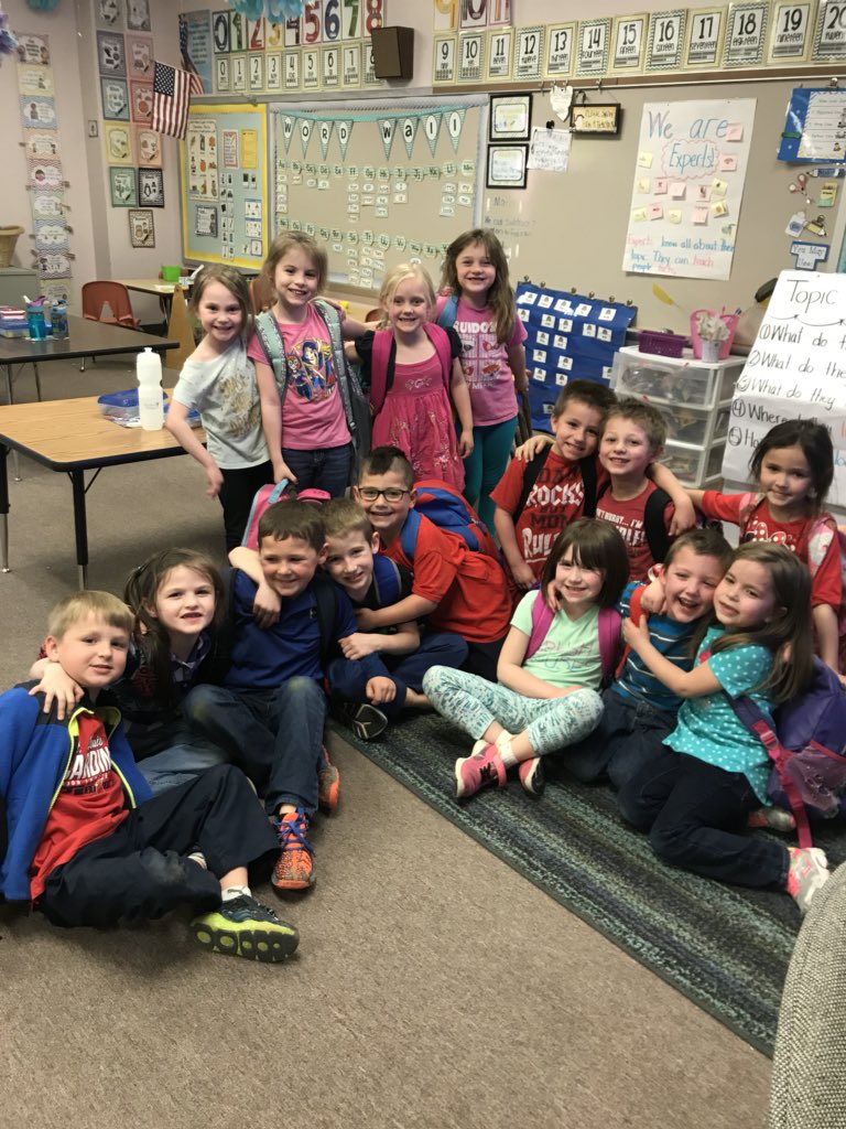 KinderKist's tweet image. This is why I come to school each day. Ss encouraging a friend for finishing all of his work. It’s a beautiful moment when friends become a family. School is more than a place to learn, it’s a home. This is why I #lovemyschool #pesd32 #teacher #kindergarten #lovemyjob