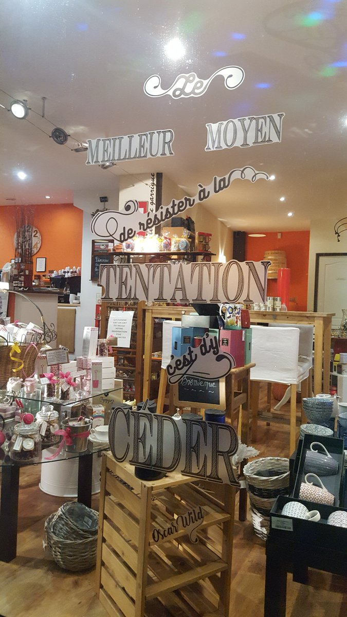 cannellevanill's tweet photo. Nouvelle vitrine ☺ https://t.co/QG5dgPsXyc