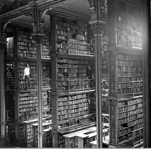 A man browsing for books in Cincinnati’s cavernous old main library. The library was demolished in 1955 . wilwheaton.tumblr.com/post/172809004…