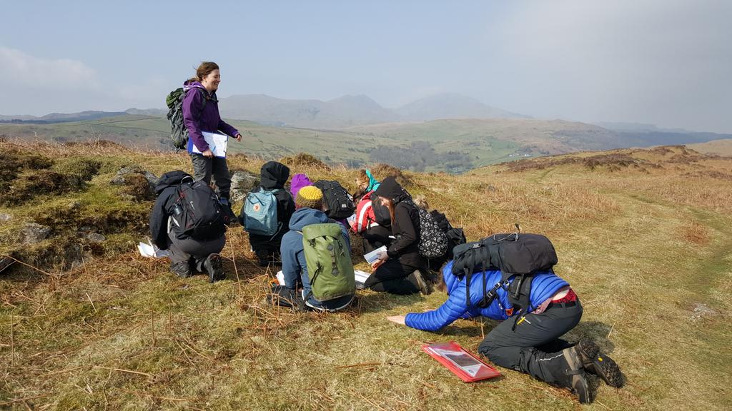 Alex_L_Thomas's tweet photo. Devotion to the demonstrator. @GeosciencesEd #LakeDistrict #igr https://t.co/FdpJFxV1d5