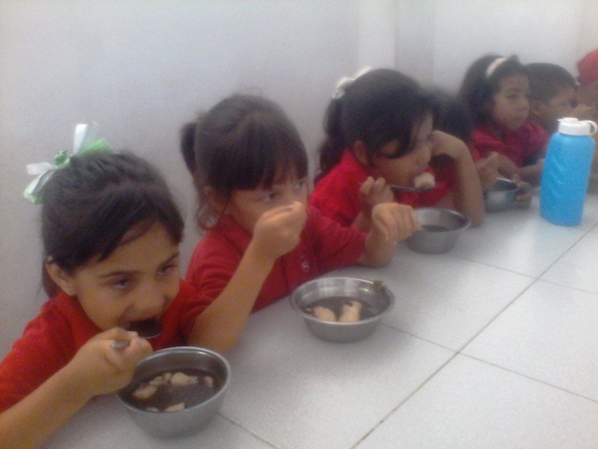 CEI_AndresBell's tweet photo. Nuestros niños y niñas disfrutando de un rico almuerzo. Sólo en Revolución!!!@ninosimon_Lara @NicolasMaduro @salainass @MPPEDUCACION @LARAIDENNA https://t.co/UqbEPfoNDp