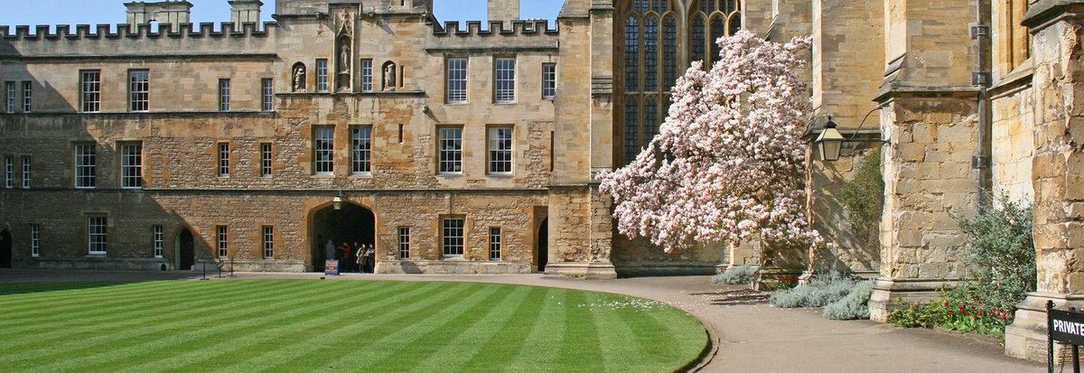 TTFranchising's tweet photo. #WorldsBestLawns no. 342 - New College at Oxford University. Hardly new, the college was founded in 1379 - plenty of time to master the art of keeping their lawn looking nothing less than pristine. https://t.co/Q8pc0QFXjU