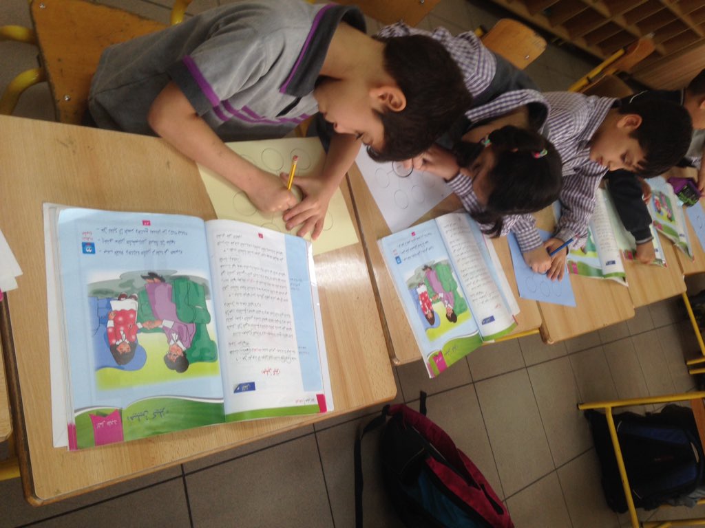 تعرفوا إلى (هيلين كيلر) ودونوا صفاتها وفق استراتيجية العصف الذهني، متعلمو الثاني.@DawhaHighSchool