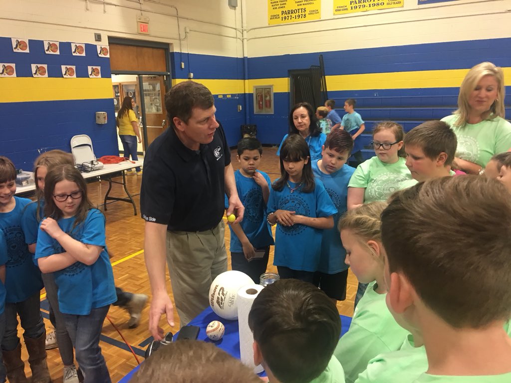 melmorris26's tweet photo. Thank you Parrottsville Elementary for hosting the @6News @wateweather Storm Team Tour today. This school has the best mannered and fun kids! We loved visiting! #WATE https://t.co/DAalfIM79Z