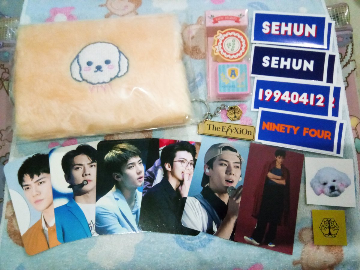 xomilkxo_'s tweet image. แจกค่า!! กระเป๋าแท่งไฟวีวี่ ฟตก.ทูมูน สตก. พวงกุญแจและตัวปั๊มเนื่องในวันเกิดเซฮุนคุณเมนสุดที่รักค่ะ แค่รีทวิตอย่างเดียวได้ไปทั้งหมดนี้เลย (สุ่มวันที่12 4ทุ่ม) รักเซฮุนไปนานๆนะคะ💕 สุขสันต์วันเกิดนะเซฮุน♡♡  #HappySehunDay