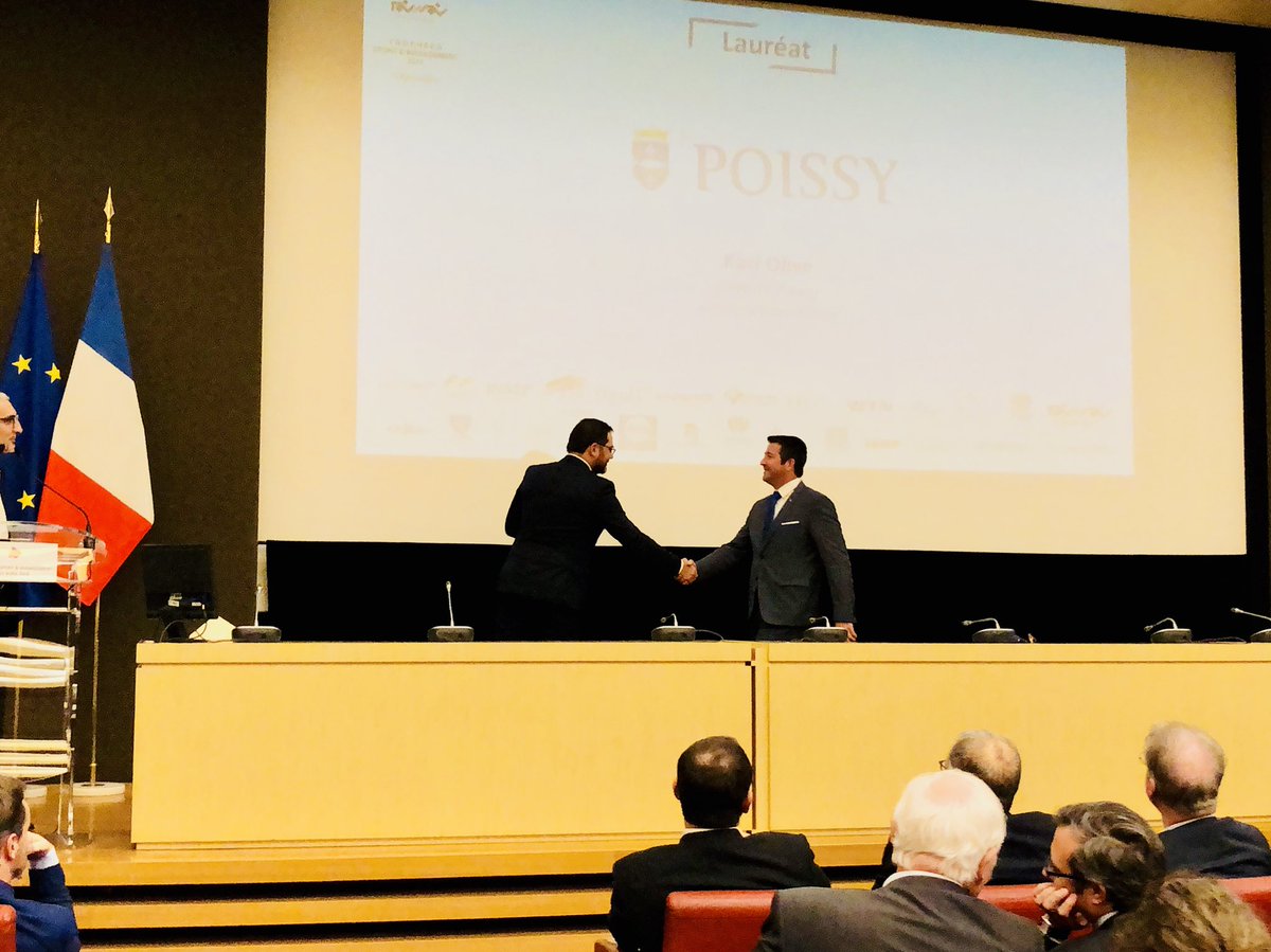 KARLOLIVE's tweet photo. Poissy remporte le Trophée Sport &amp; Management 2018 catégorie «Territoires» pour le dispositif #PoissyBienEtre! Formidable reconnaissance d’un travail main dans la main avec nos agents &amp; les services pour l’amélioration des conditions de travail &amp; baisse de l’absentéisme! #TSM2018 https://t.co/LdNeuhoj0T