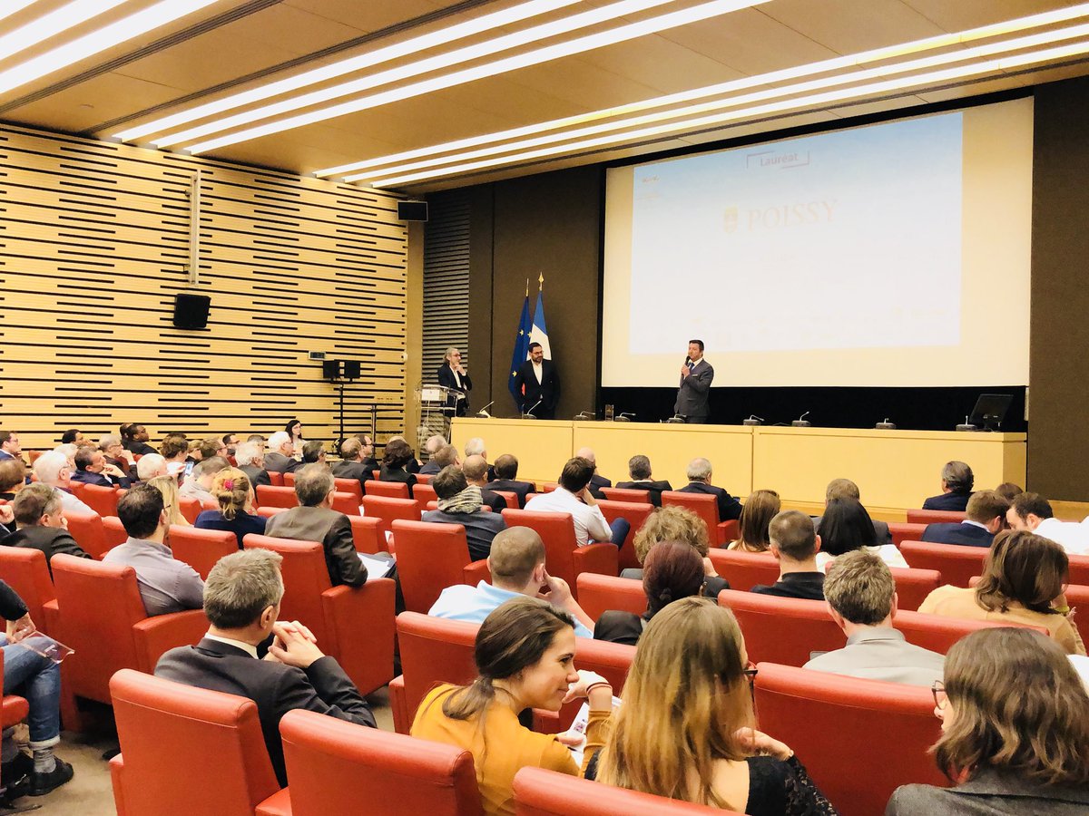 KARLOLIVE's tweet photo. Poissy remporte le Trophée Sport &amp; Management 2018 catégorie «Territoires» pour le dispositif #PoissyBienEtre! Formidable reconnaissance d’un travail main dans la main avec nos agents &amp; les services pour l’amélioration des conditions de travail &amp; baisse de l’absentéisme! #TSM2018 https://t.co/LdNeuhoj0T