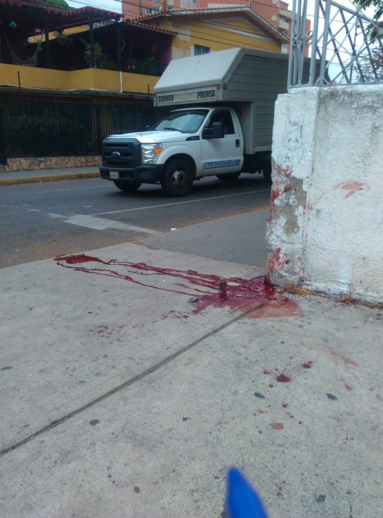 samolihector's tweet photo. #11Abr #Barquisimeto @laprensalara a esta hora 1:24pm NO HAY UN MÓVIL ESPECÍFICO sobre el asesinato de Jesús Guacarán quién era fisioterapeuta de la Vinotinto mundialista y a quien le dispararon en la cara esta mañana en el Farmatodo de la avenida 20 con calle 8 https://t.co/JV6iTTzoi4