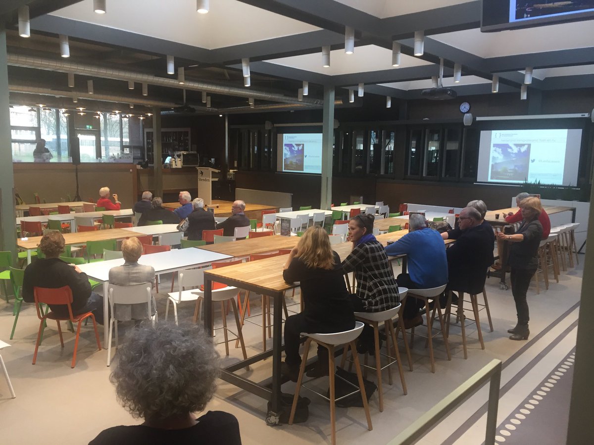 De zaal druppelt vol voor de lezing van hoogleraar sociale geschiedenis <a href="/Leolucassen/">Leo Lucassen</a> over Immigratie. #kenniscafe #emmen #nieuwsgierig