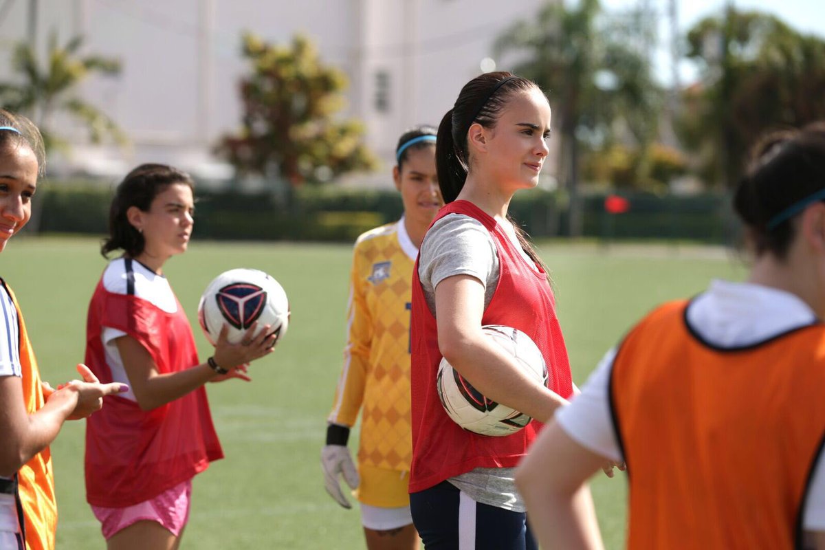 Ella es Marisol Guerrero y su pasión es el fútbol, no te puedes perder de lunes a viernes #MiFamiliaPerfecta por Telemundo ❣️