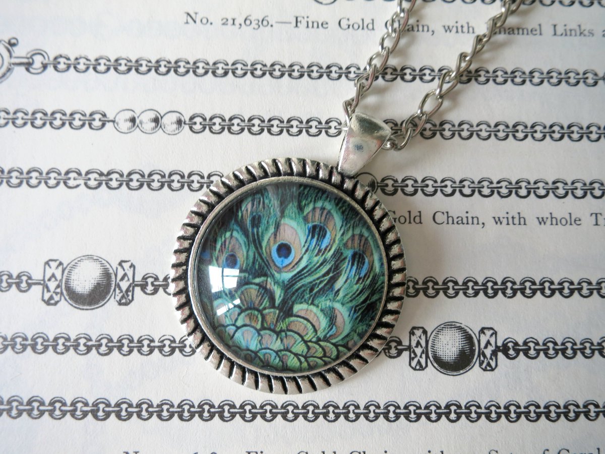 LovesVintage43's tweet photo. #womaninbiz #wnukrt Hi! I have been making some new pendant necklaces , I hope you like them x #handmade #peacock #piano #clock #vintagestyle #steampunk https://t.co/Bnc2cp10Mb https://t.co/6GTnHC0rUZ