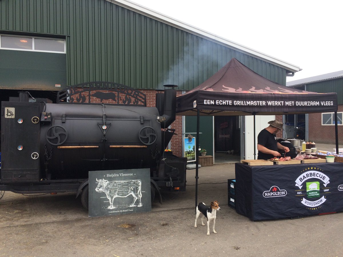 Slagers brengen hun klanten met bussen naar de boer. Kunnen de mensen met eigen ogen zien waar hun vlees vandaan komt. Wat een topactie van <a href="/AHeijdra/">Anita Heijdra 🐄</a> <a href="/EdwinHeijdra/">Edwin Heijdra</a> <a href="/HeijdraVleesvee/">Heijdra Vleesvee 🐄</a>! Lees hier: facebook.com/HeijdraVleesve…