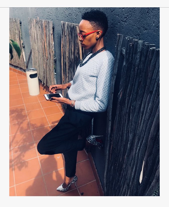 Tshego_Ngoash's tweet image. Some sort’a chilled corporate vibe... .
.
.
.
.
#CorporateWear #WorkLook #Autumn #AutumnLook #Blues #WorkMode #SmokeBreak #Chilled #Wednesday #ShoeLover  #FashionLove #Simple #Girlswithshorthair #girlswithglasses #Lawyers #Attorney #BlackGirl #ShotsbyBoo 📸: @athidingela 🖤