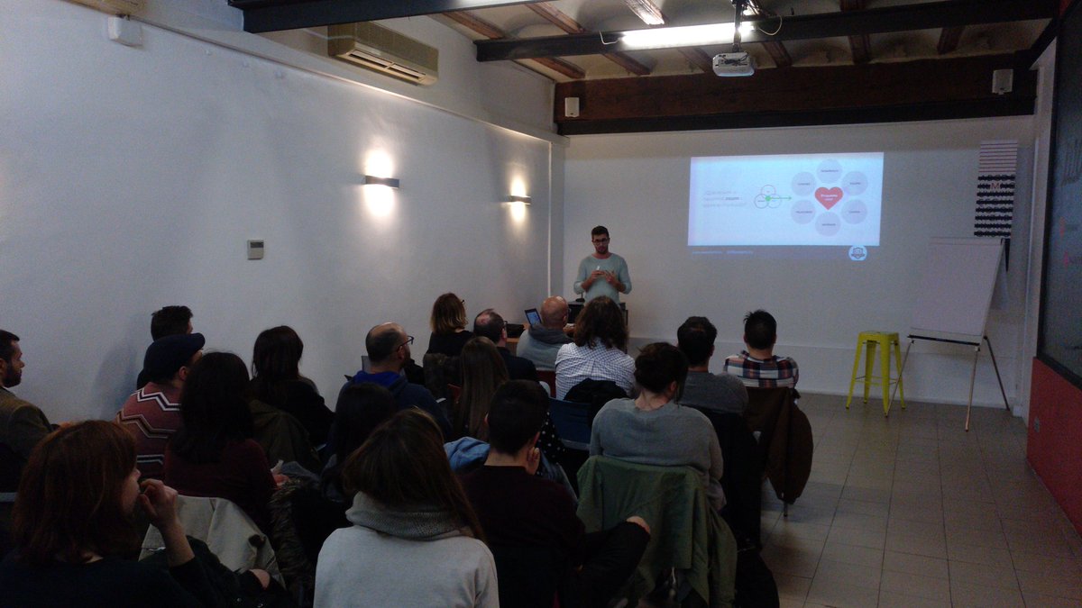 charly_velasco's tweet photo. Detectando la propuesta de valor con @CarlosBeneyto moooola @UXacademy_es @uxerschool #UXTRUST #uxui #UXIMMERSIVE https://t.co/QlU3XQ9sRM