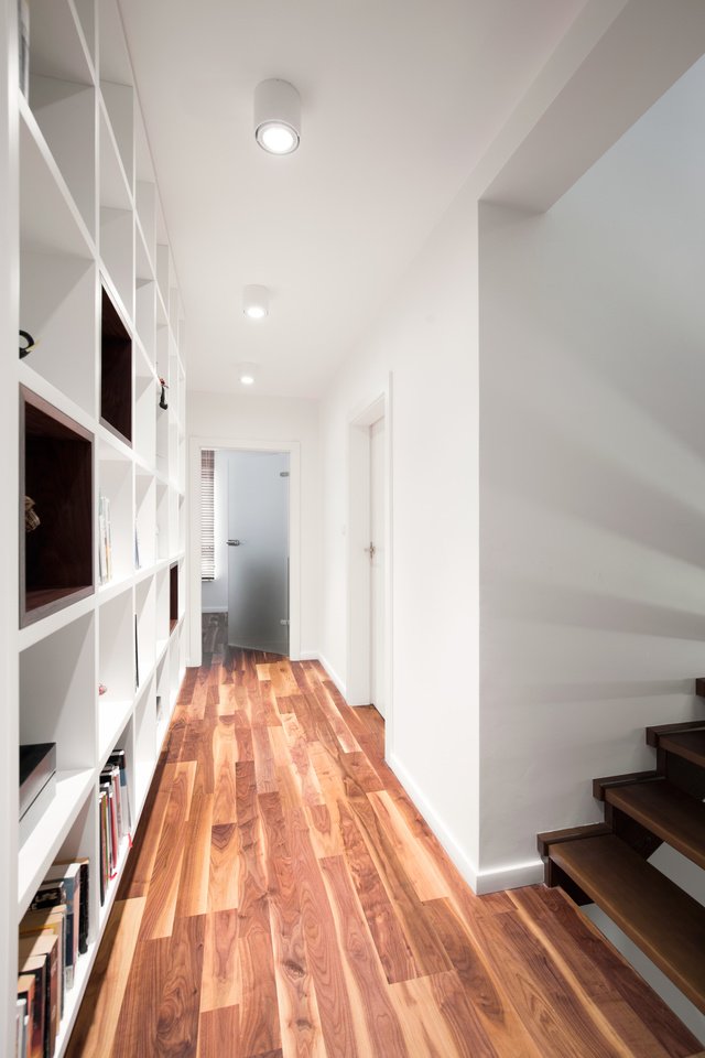 From lighting and mirrors to smart storage and panelling... we've put together some tips for making the most of your hallway: livinginchiswick.com/entrance-hall-… #Chiswick #Design #EntranceHall