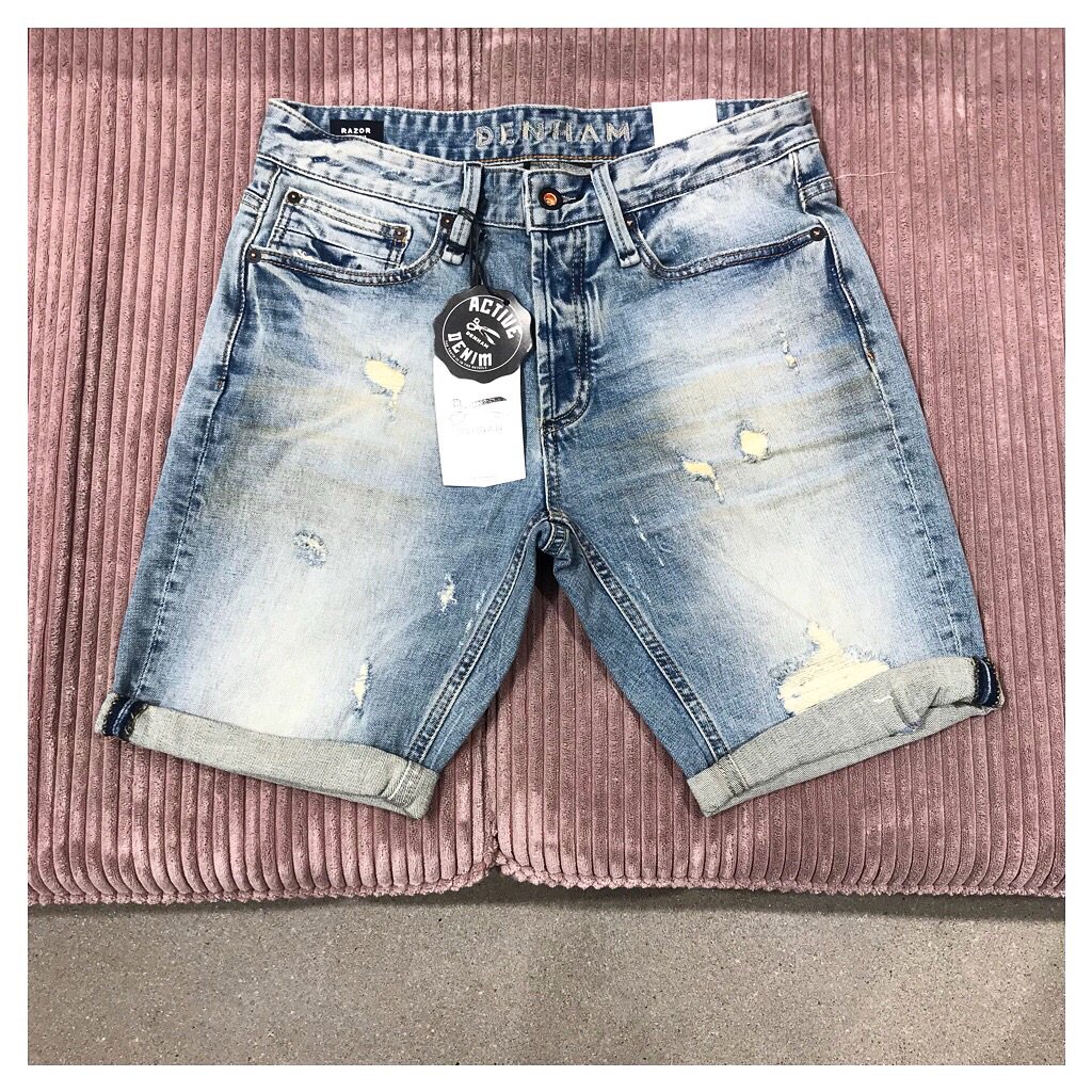 Het ultieme denim short komt deze zomer van Denham. #barettajeans barettajeans.nl/razor-short-vi…