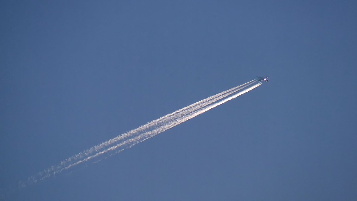 A3803's tweet photo. Wahrscheinlich der einzige #Contrail heute am #Himmel über #Berlin. #OZ542 #AsianaAirlines #FRAICN #A380 #HL7634 https://t.co/gvKY81zsIT