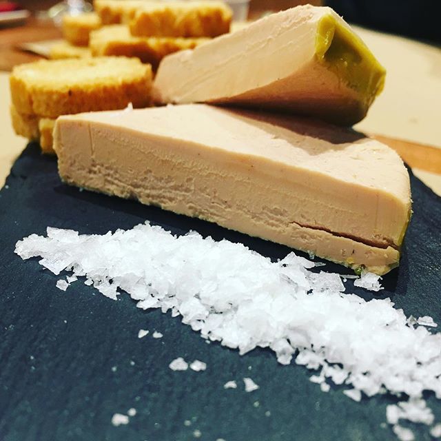 Unas tostaditas, un poco de foie y una pizca de sal... Un buen plato para compartir... hasta que llega tu amigo #foieconpan. Solo le falta poner la tostada en medio.⠀
⠀
📷 | Tostadas con foie y sal⠀
⠀
#paciencia #amigos #picoteo #algoparapicar #pl… ift.tt/2INEA3X