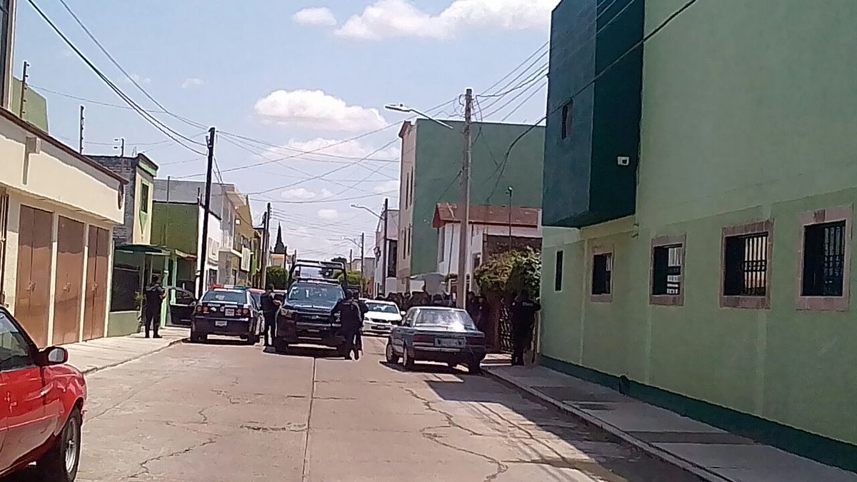 #ÚltimaHora #Irapuato

Finalmente el comandante Sebastián se entregó a las autoridades de seguridad, luego de atrincherarse durante poco más de tres horas en una vivienda de la colonia Las Rosas de Irapuato <a href="/irapuatogob/">Gobierno de Irapuato</a> <a href="/XavierAlcntara1/">Xavier Alcántara Torres</a>