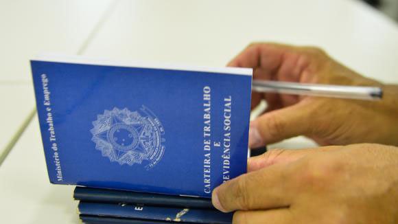 Senado aprova proposta que permite saque do FGTS a quem pede demissão - istoe.com.br/senado-aprova-…