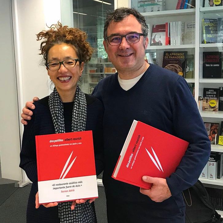 ja el tenim aquí!!
el llibre del dos palillos! Just per a que el pugueu regalar per sant jordi!!!
ya lo tenemos aquí!!
el libro del dos palillos! justo para que lo podáis regalar por sant jordi!!!
here it is!! the dos palillos book!!!
#dospalillos <a href="/RBALibros/">RBA Libros</a>