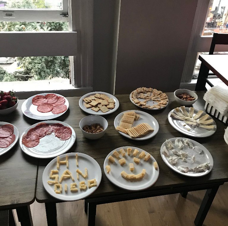 HISanDiego's tweet image. Would you be happy to be welcomed like that ?! 😊🍞🍗🍻🍓
#hisandiego #everyonelovescharcuterie #cheeseislife #aperitivoitaliano