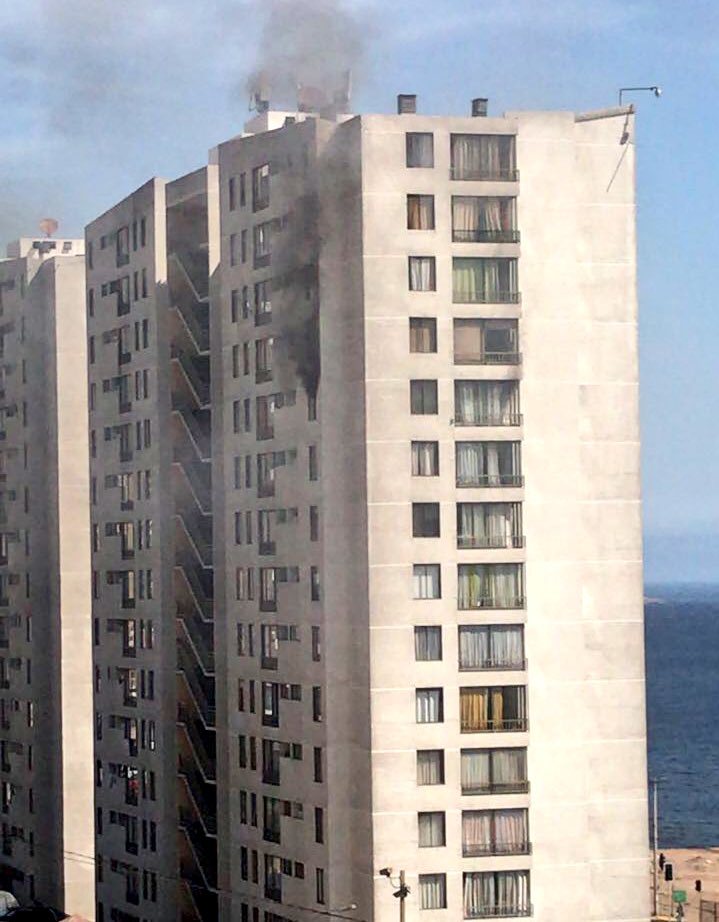 HombredeRadio's tweet photo. [AHORA #IQUIQUE]
Principio de Incendio en últimos pisos de torre en Condominio Alborada, sector sur de la ciudad. Bomberos se dirige al lugar... @biobio https://t.co/o2TS0WrQEx