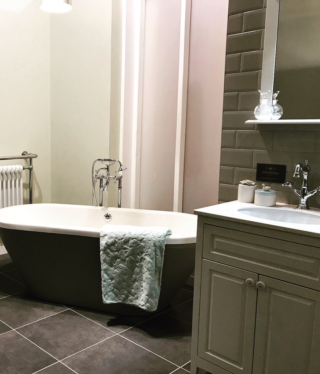 Y Downton - Ystafell Molchi Traddodiadol 
—//—
The Downton your Traditional Bathroom Suite @UtopiaBathrooms 

#tumewn #myutopia #freestandingbath #freestandingfurniture #traditionalbathroom #ystafellmolchi #utopiabathroomfurniture