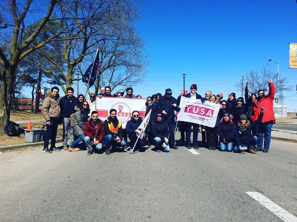 YUGSA84's tweet photo. Join York's Cross-Campus Alliance for a picket line visit on Monday to support @cupe3903comms! 12 - 1pm at the Sentinel picket line. RSVP here: https://t.co/9dThxoQk6t #YorkU #YorkUstrike #decentwork #canlab #ONpoli #ONpse https://t.co/5VzIXRwkzF