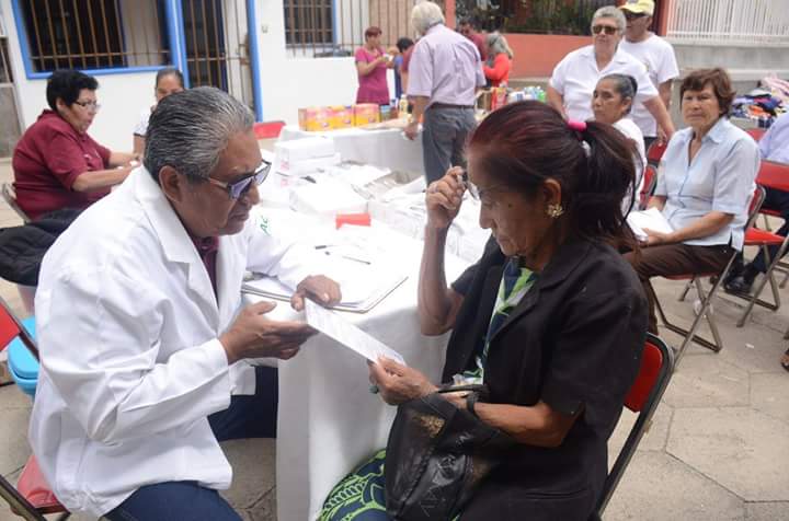ACOaxaca's tweet photo. Se beneficia la economía familiar de familias del Infonavit 1o de Mayo, con jornada médica y de abasto social que @ACOaxaca les acerca. https://t.co/6LUhdtK4fE