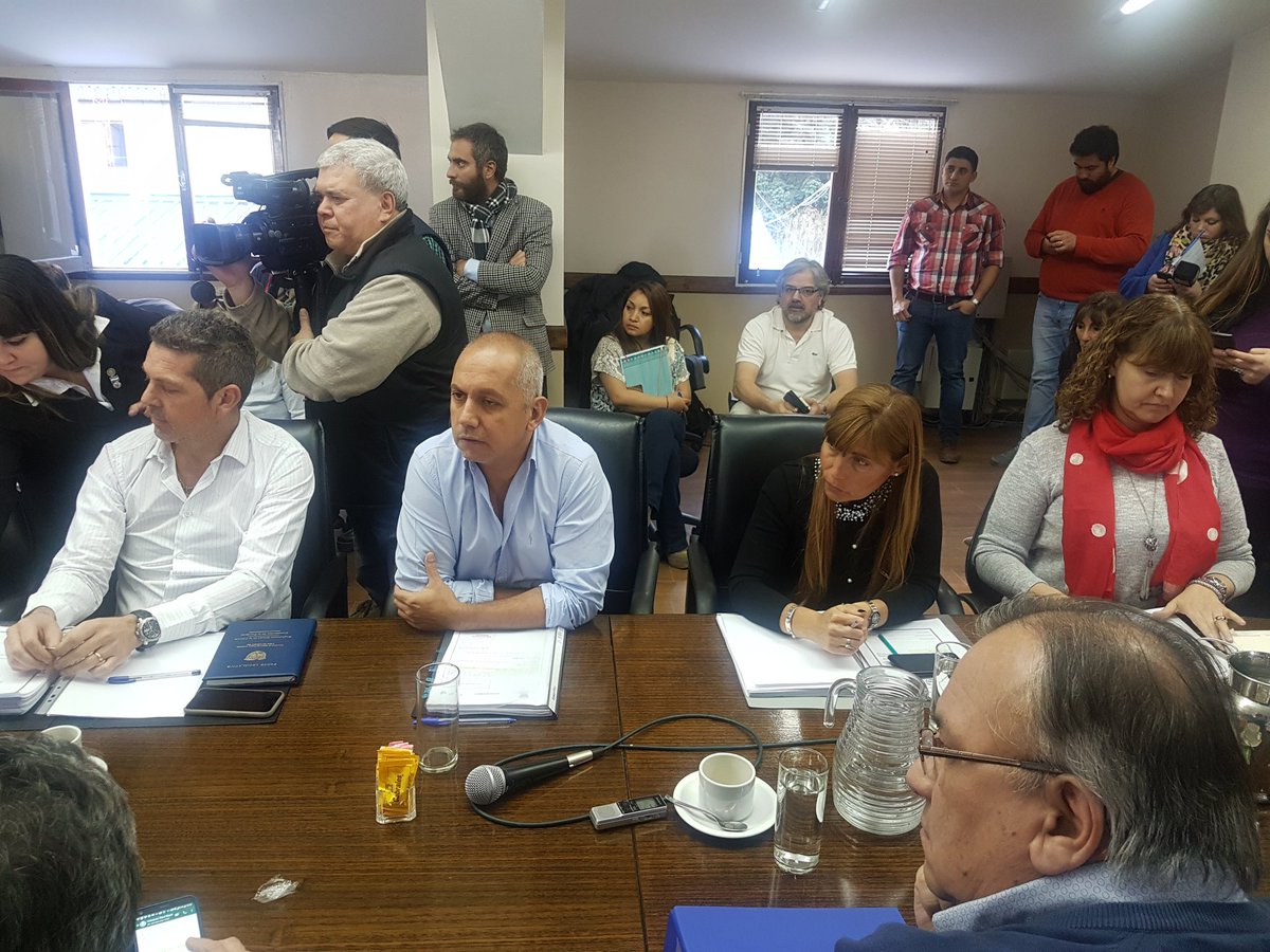 monica_urquiza's tweet photo. #Ahora En el marco de la reunión de la Comisión N° 1 de Legislación, junto al legislador @PabloVillegas19 y demás legisladores, recibimos a los intendentes de Río Grande y Ushuaia para continuar con el debate sobre la reforma política #BloqueMPF #Siempre54 #LegisTDF https://t.co/judw40CVl1